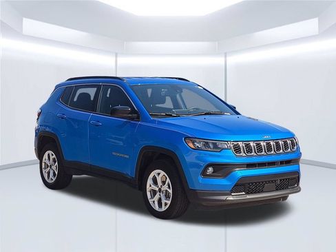 Used 2025 Jeep Compass Latitude AWD/4WD image 8