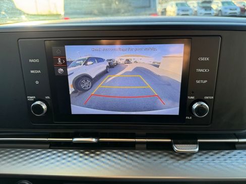 Used 2024 Kia Carnival LX image 18