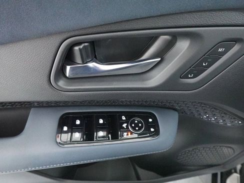 Used 2024 Nissan Ariya AWD image 9