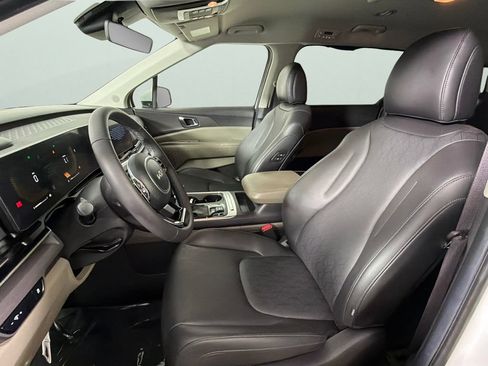 Used 2025 Kia Carnival EX FWD image 17