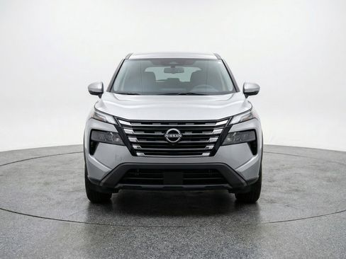 Used 2025 Nissan Rogue SV image 2