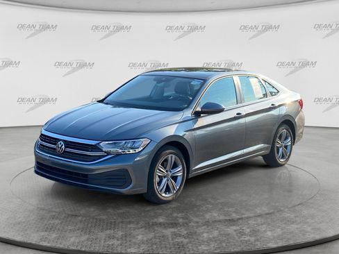 Used 2024 Volkswagen Jetta SE w/ Panoramic Sunroof Package FWD image 3