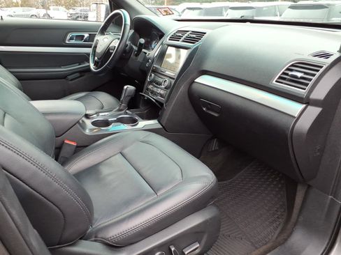 Certified 2017 Ford Explorer XLT w/ Equipment Group 202A image 11