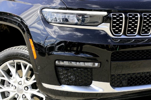 Used 2024 Jeep Grand Cherokee L Summit w/ Luxury Tech Group V AWD/4WD image 3