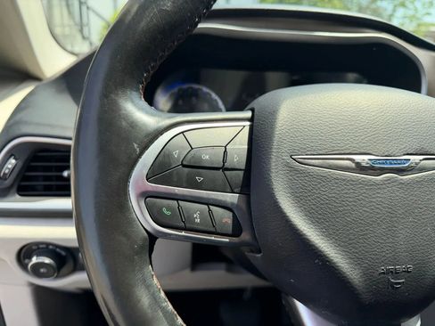 Used 2019 Chrysler Pacifica Touring-L FWD image 14