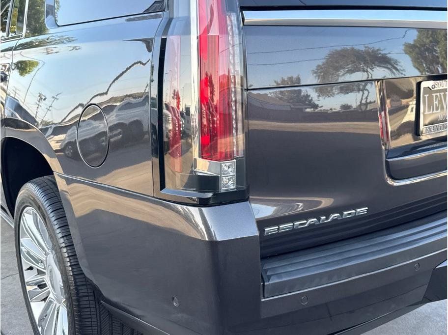 Used 2017 Cadillac Escalade Platinum AWD/4WD image 11
