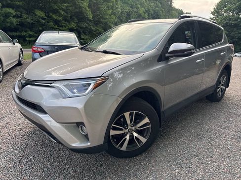 Used 2018 Toyota RAV4 XLE AWD/4WD image 1