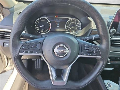 Used 2024 Nissan Altima 2.5 SV FWD image 12