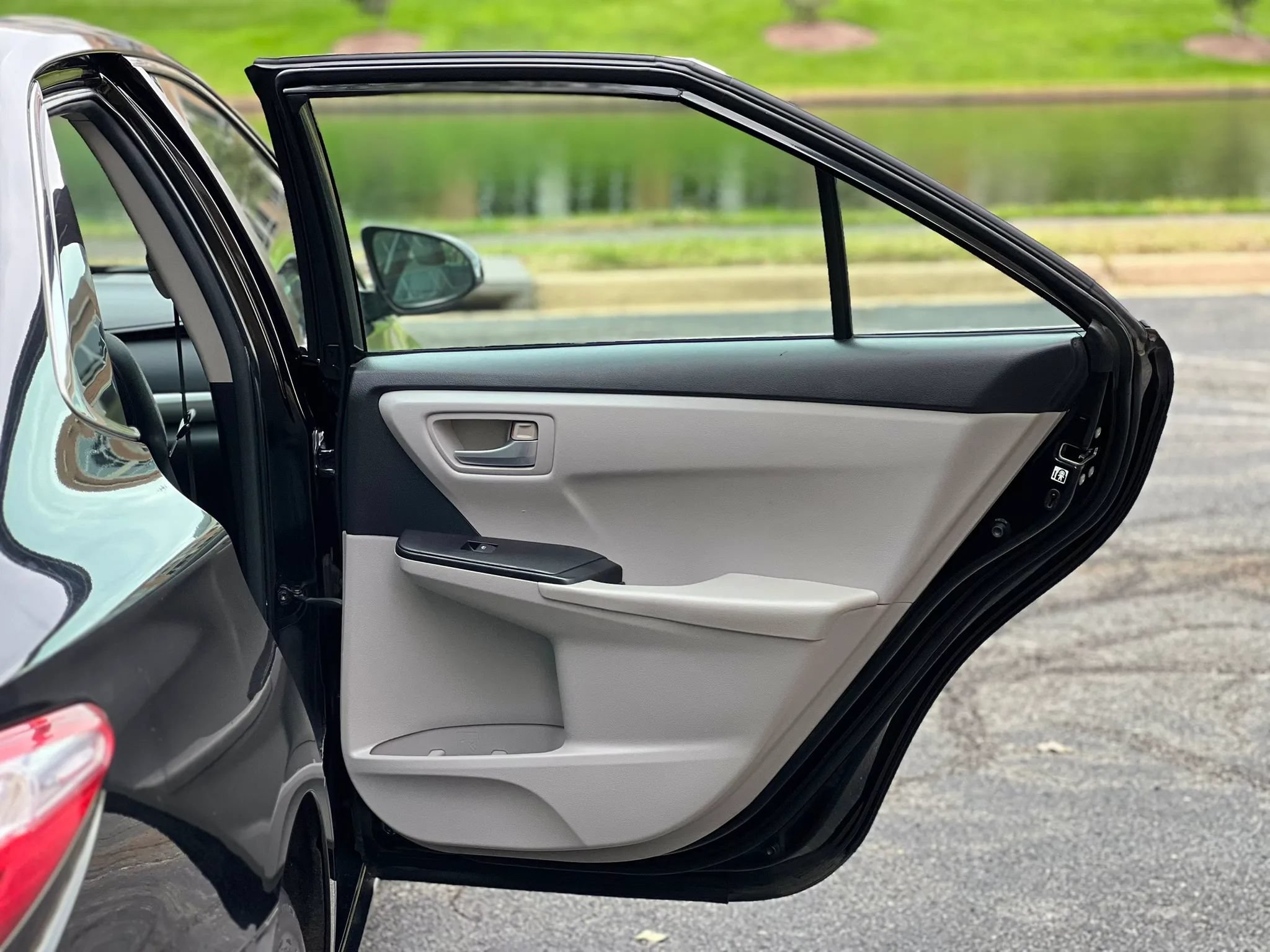 Used 2015 Toyota Camry SE FWD image 37
