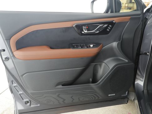 Used 2025 Subaru Forester Touring image 9