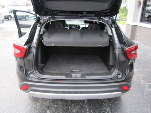 Used 2025 Chevrolet Trax LT w/ Sunroof Package FWD image 9