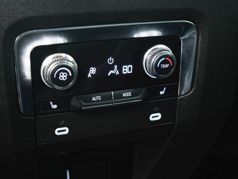 Used 2023 GMC Yukon XL SLT image 23