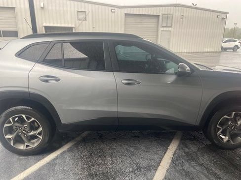 Used 2024 Chevrolet Trax LT w/ Driver Confidence Package FWD image 4