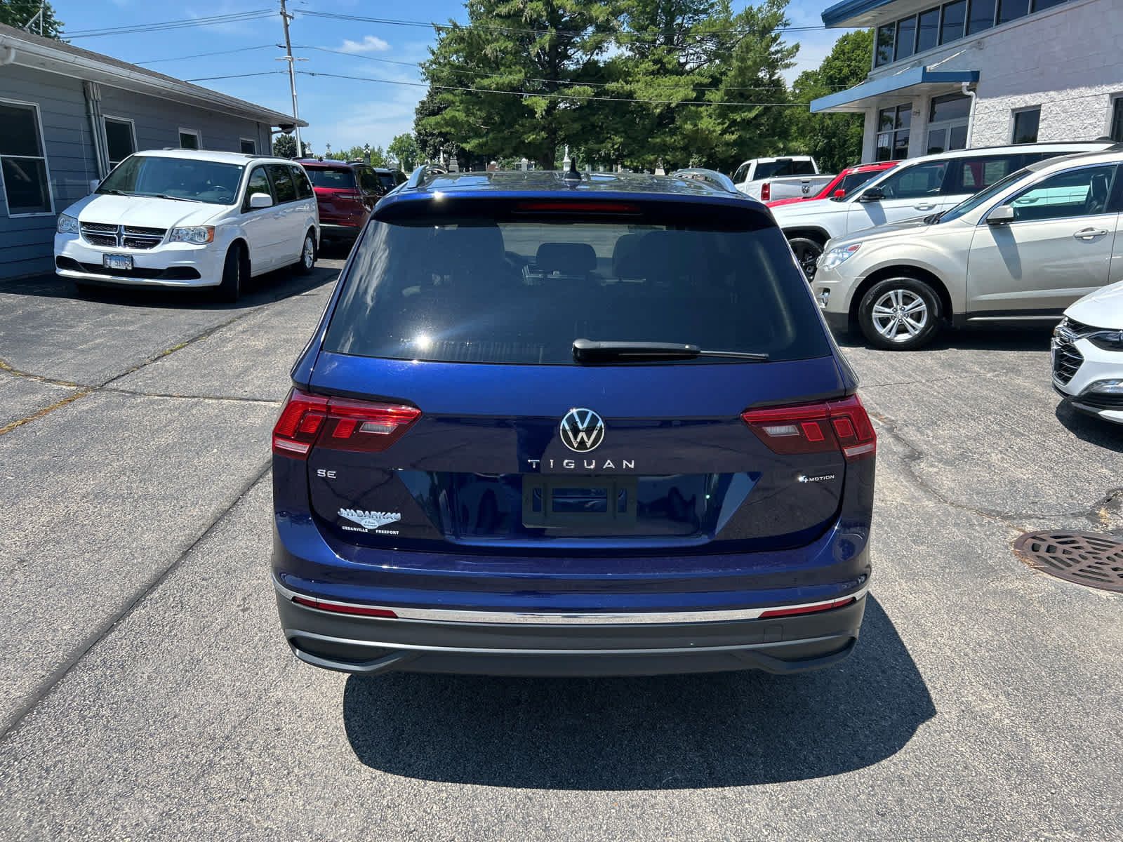 Used 2023 Volkswagen Tiguan SE w/ Panoramic Sunroof Package AWD/4WD image 4