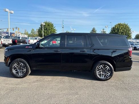 Used 2025 Chevrolet Suburban Z71 AWD/4WD image 2
