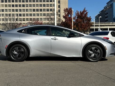 Used 2024 Toyota Prius LE image 3