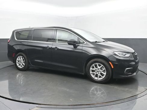 Used 2023 Chrysler Pacifica Touring-L FWD image 7
