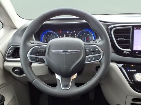 Used 2023 Chrysler Pacifica Touring-L FWD image 4