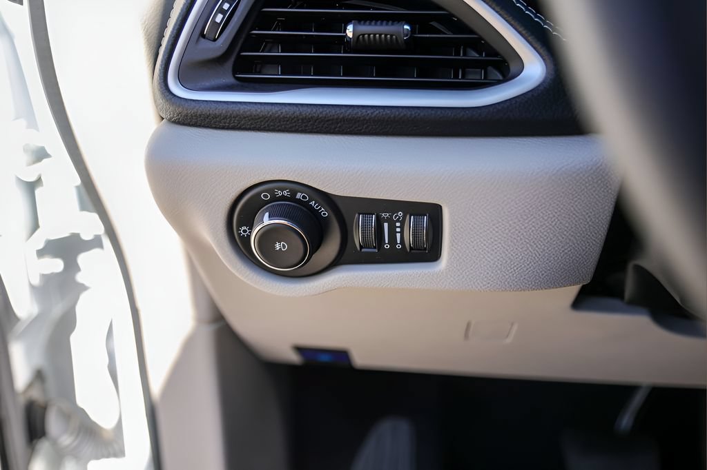 Used 2022 Chrysler Pacifica Touring-L AWD/4WD image 18