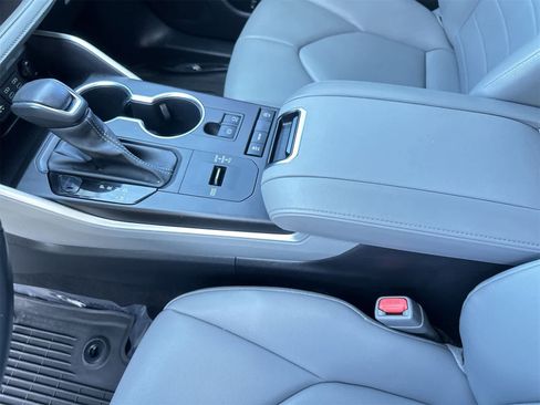 Used 2022 Toyota Highlander XLE image 19