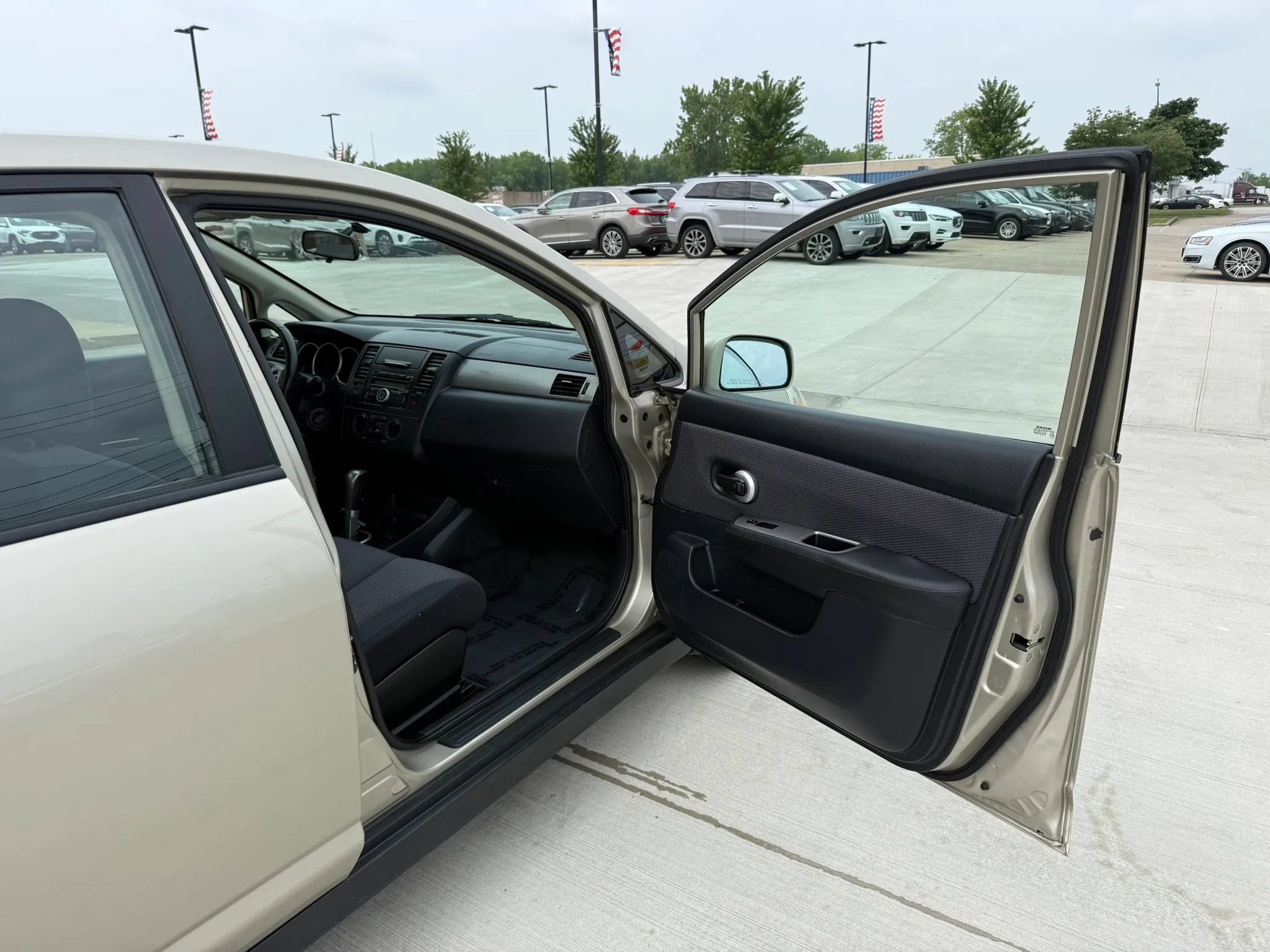 Used 2009 Nissan Versa Sedan w/ Convenience Pkg FWD image 23