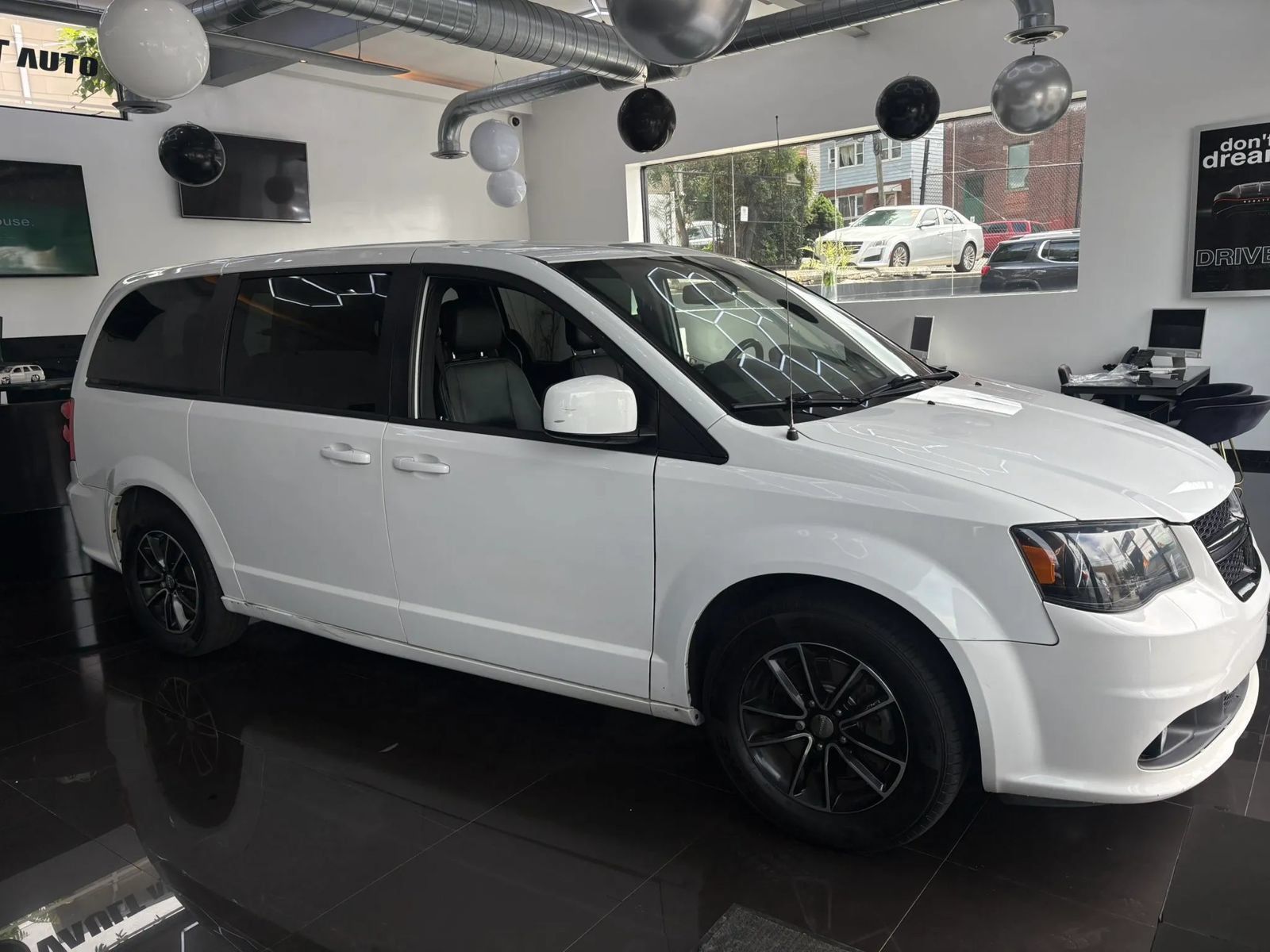 Used 2019 Dodge Grand Caravan GT FWD image 3
