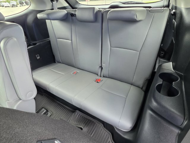 Used 2025 Toyota Highlander XLE FWD image 16