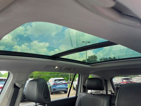 Certified 2022 Volkswagen Tiguan SE w/ Panoramic Sunroof Package FWD image 35