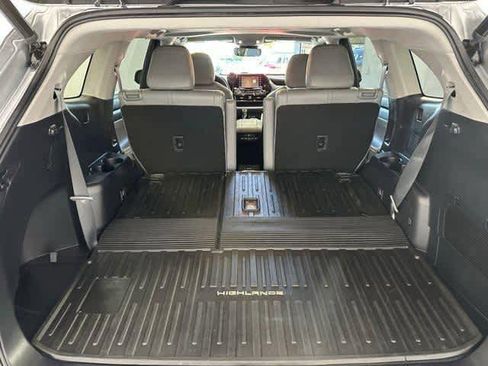 Used 2022 Toyota Highlander XLE image 4