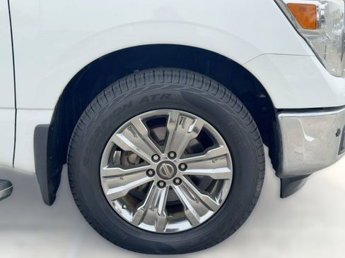 Used 2018 Nissan Titan SV w/ SV Convenience Package image 11