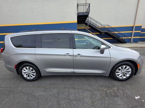 Used 2017 Chrysler Pacifica Touring-L image 4