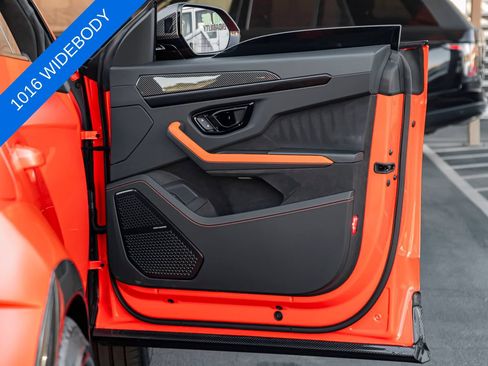 Used 2025 Lamborghini Urus SE AWD/4WD image 30