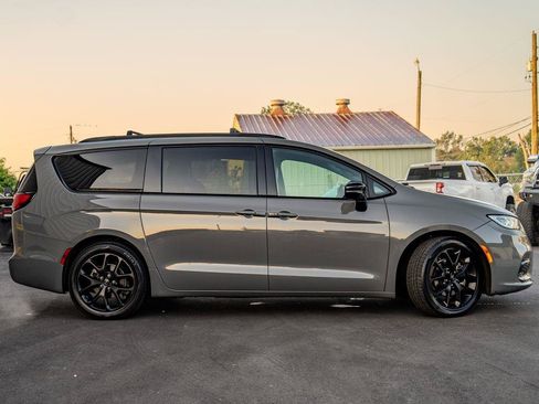 Used 2025 Chrysler Pacifica Limited FWD image 2