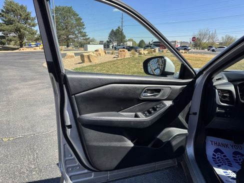 Used 2024 Nissan Rogue SV image 6