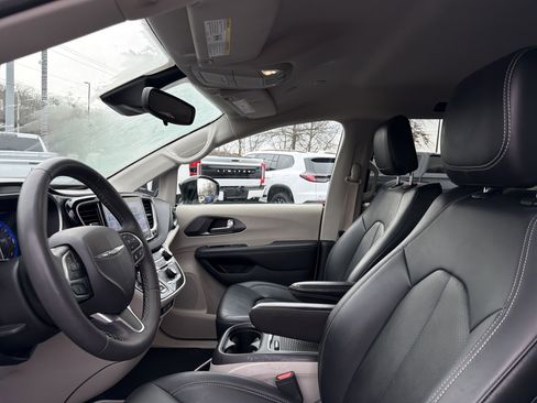 Used 2024 Chrysler Pacifica Touring-L image 12