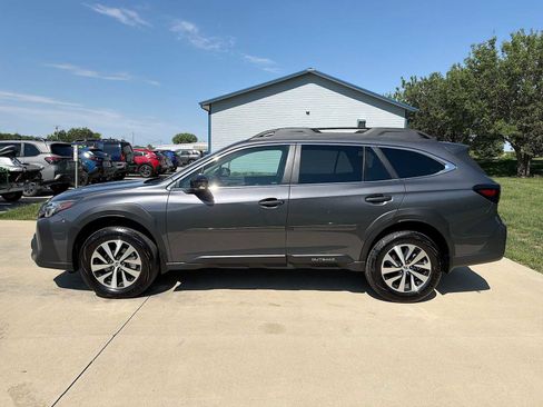 Used 2025 Subaru Outback Premium AWD/4WD image 3