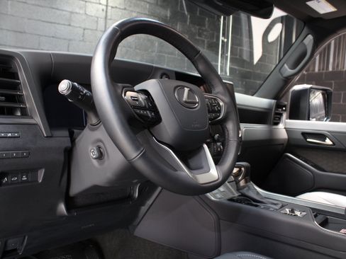 Used 2025 Lexus GX 550 w/ Cold Area Package AWD/4WD image 32