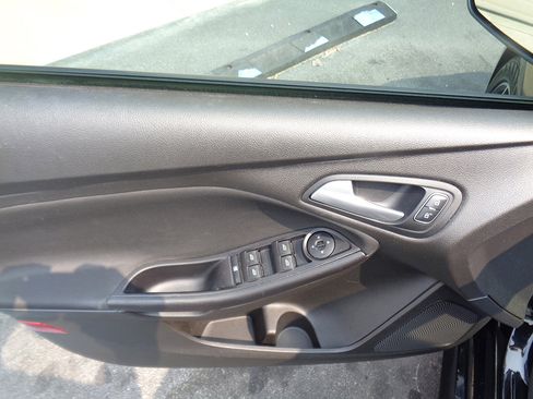 Used 2016 Ford Focus SE w/ SE Sport Package image 14