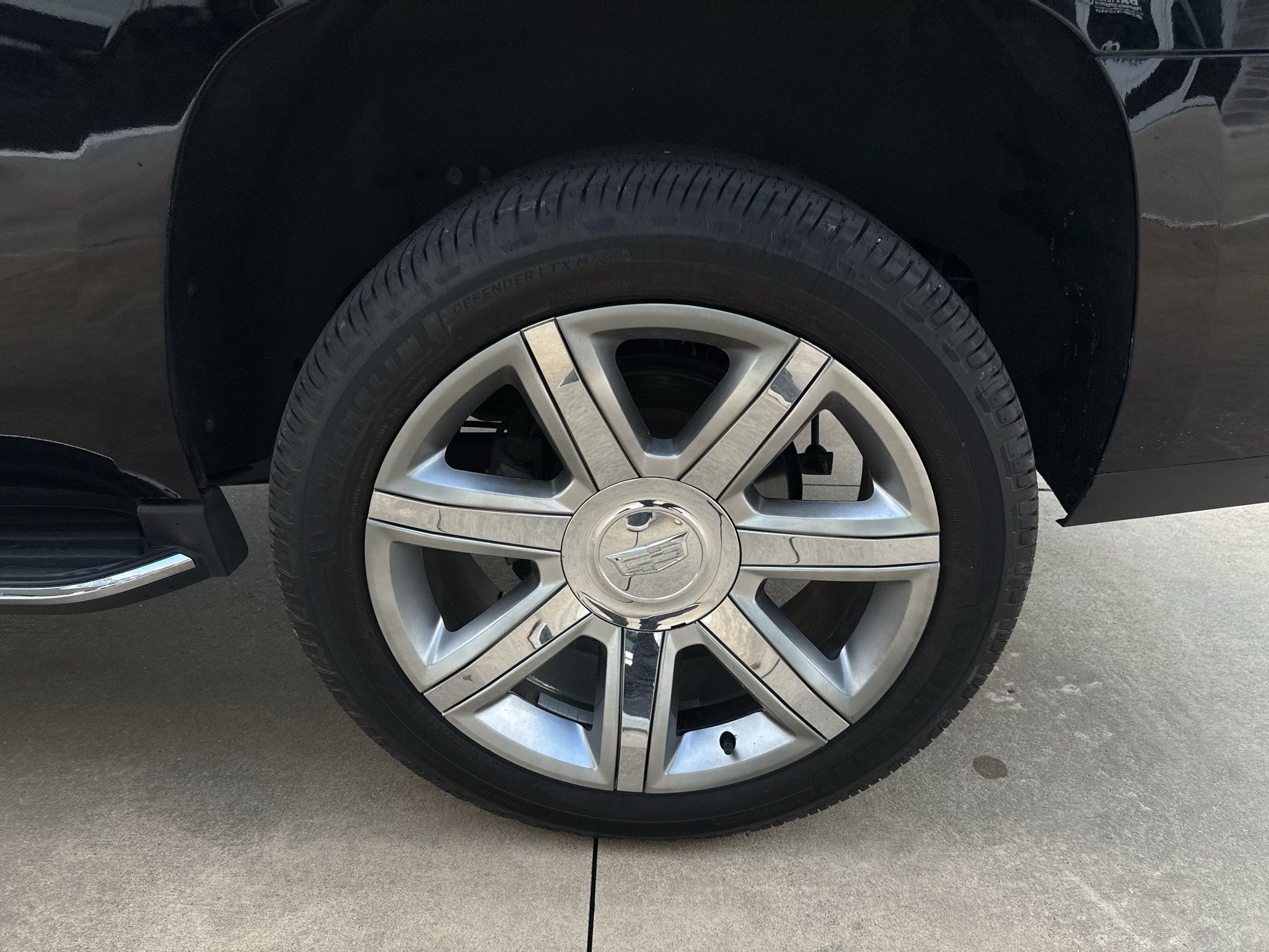 Used 2018 Cadillac Escalade Luxury AWD/4WD image 12
