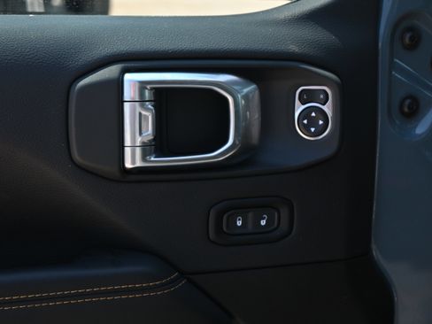Used 2025 Jeep Wrangler Unlimited Sahara AWD/4WD image 15