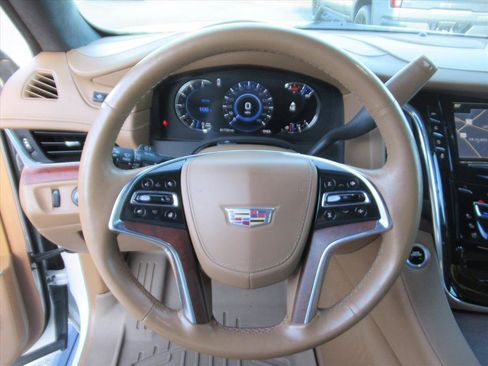 Used 2017 Cadillac Escalade Platinum image 17
