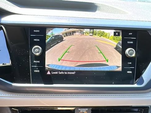 Used 2024 Volkswagen Taos SE w/ Panoramic Sunroof Package AWD/4WD image 11