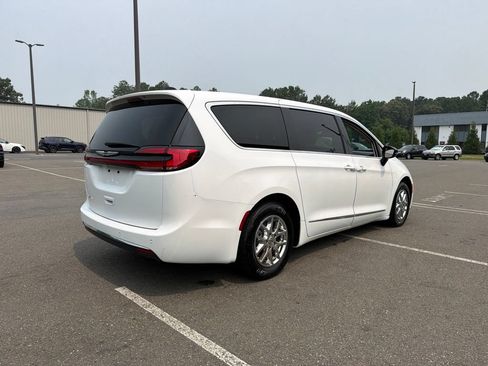 Used 2024 Chrysler Pacifica Touring-L FWD image 5