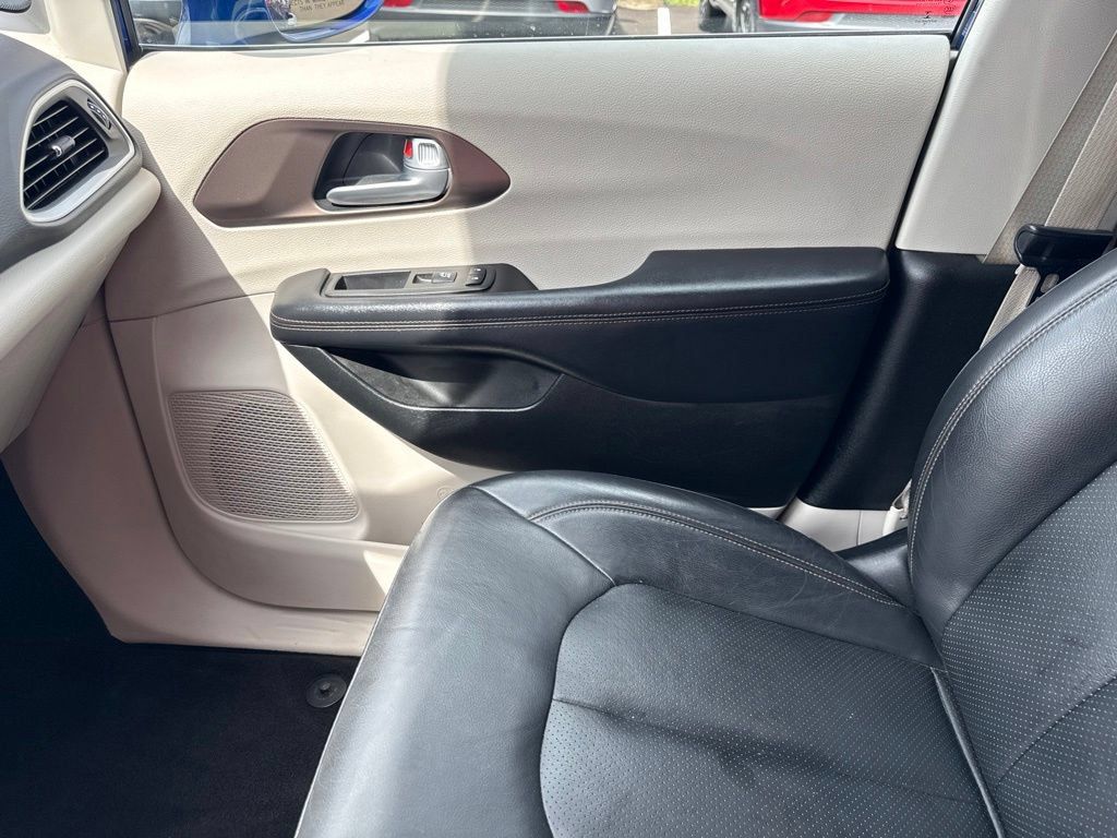 Used 2019 Chrysler Pacifica Touring-L FWD image 26