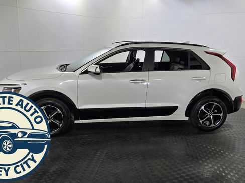 Used 2023 Kia Niro SX image 4
