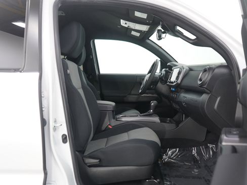 Used 2022 Toyota Tacoma TRD Sport image 10