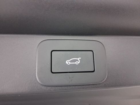 New 2025 Land Rover Range Rover Long Wheelbase SE image 30