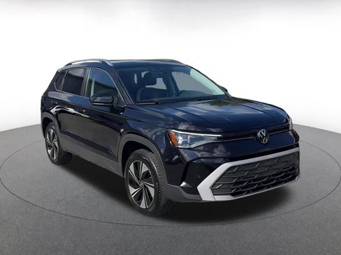 Used 2025 Volkswagen Taos SE image 2