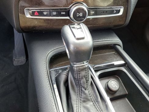 Used 2018 Volvo XC90 T6 Momentum w/ Convenience Package image 15