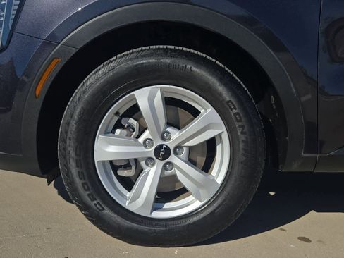 Certified 2025 Kia Sorento LX image 12